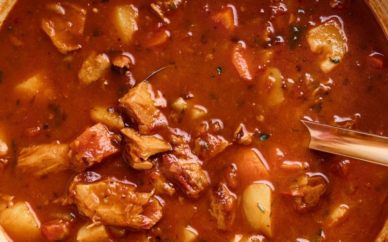 Vegansk-gulaschsoppa-puttrande-i-en-gryta